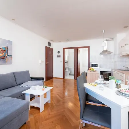 Beachfront Zeljko Apartment Split